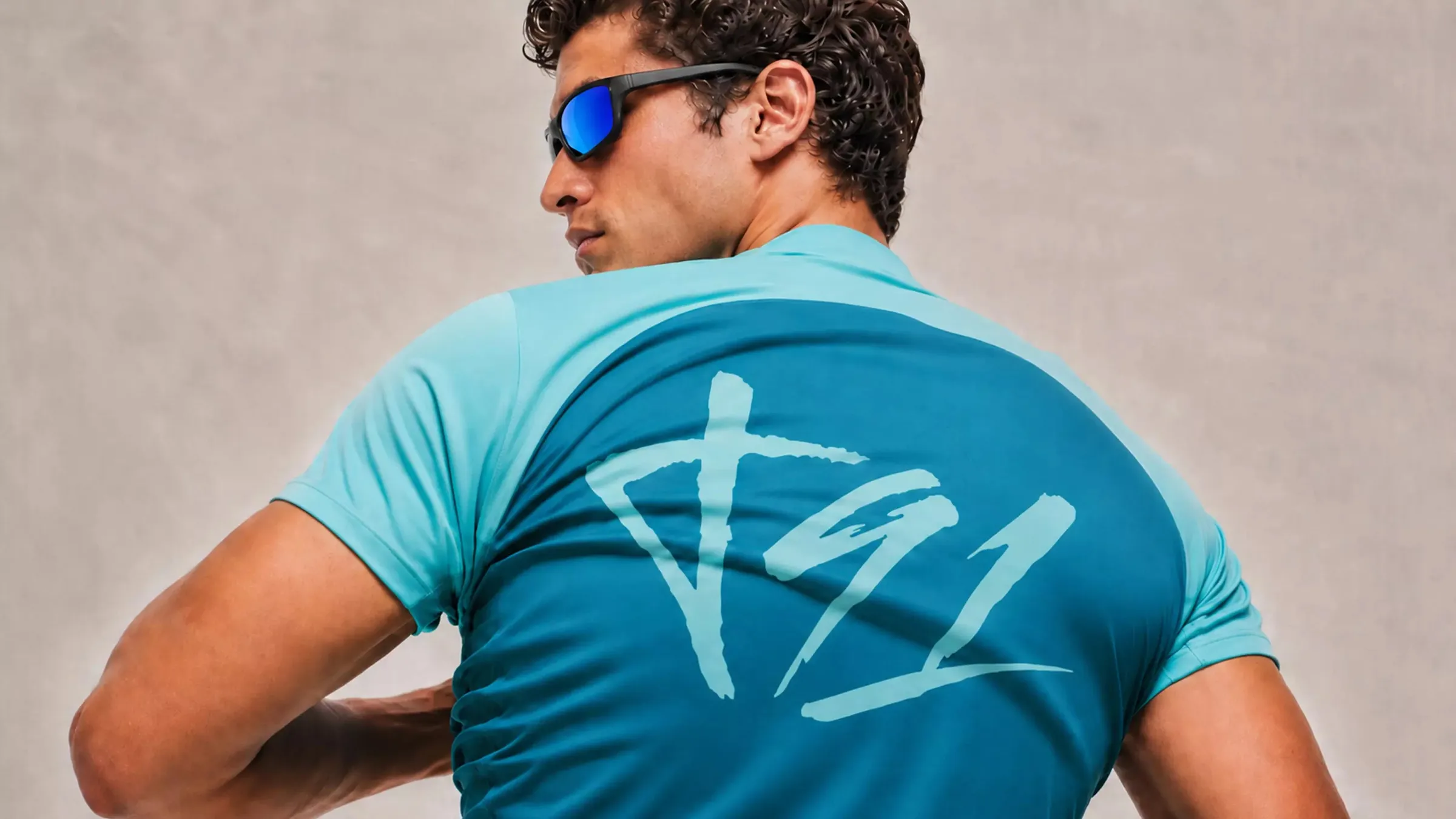 Giocatore di spalle con la t-shirt Halo T91 azzurra