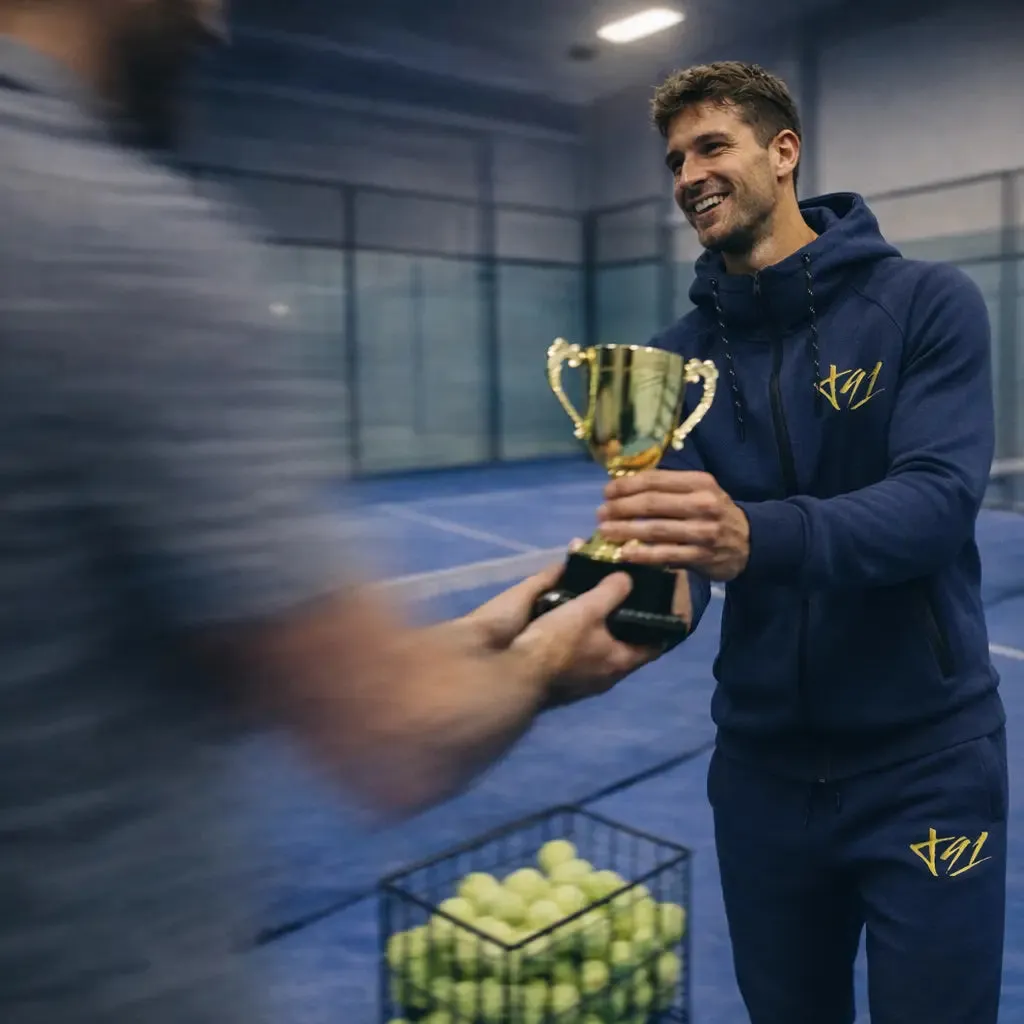 Un maestro T91 premia un allievo a fine torneo